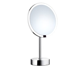 Smedbo Outline makeup spejl med LED-lys og 7x forstørrelse i krom, vist isoleret mod hvid baggrund.