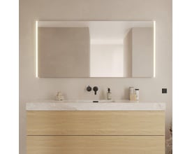Rektangulært Lago spejl på 160x75 cm med integreret LED-lys langs siderne, monteret over et badeværelsesmøbel med trælåger og marmorbordplade.