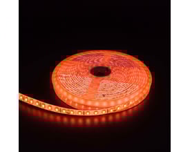 Orange LED strip på en rulle med 120 LED per meter, 10W per meter og 24V, sat i mørke omgivelser.