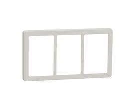 LK FUGA Base 63 designramme i lysegrå til 3x1½ modul, set forfra på hvid baggrund.