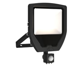 Ansell Lighting Calinor Evo LED projektør, sort, med tændt lys og synlig PIR-sensor monteret.