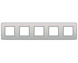 Niko Original ramme i lysegrå til 5 moduler, med rene firkantede åbninger til stikkontakter eller kontakter.
