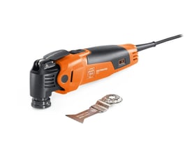 Fein Multimaster MM 500 Plus 350W multiværktøj med orange og sort design, vist sammen med en bimetal-savklinge på hvid baggrund.