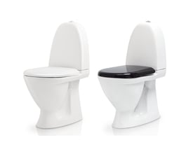 Toiletsæde model 90140 fra Svedbergs. To hvide toiletter på hvid baggrund, det ene med hvidt sæde og det andet med sort sæde.