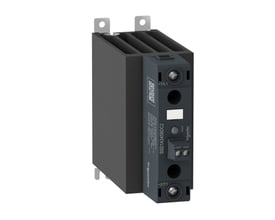 Detalje af Schneider Electric solid state relæ, viser mærkning, skrueklemmer og input/output terminaler.