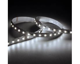 Ansell Lighting U-Cell 20M RGBW LED strip, 48V, IP67, viser varmt hvidt lys fra de tændte LED'er på en mørk baggrund.