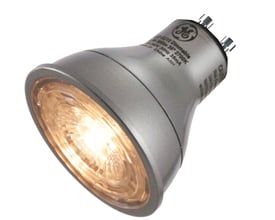 LED-pære fra General Electric med GU10 sokkel, 6W effekt og 3000K lysfarve, med synlig GX53 sokkel og linsetekstur.