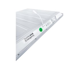 Bagside af Thorneco LED Panel ANNA Vario med nødlysfunktion, vist med QC PASS mærkat og stik.