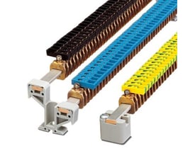 Nærbillede af Phoenix Contact AKG 4 tilslutningsklemmer, der viser metalterminalerne og skruetilslutningerne.