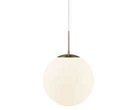Enkel Nordlux Grant pendellampe med messingtop og hvid opalglaskugle, hængende fra en hvid ledning mod hvid baggrund.