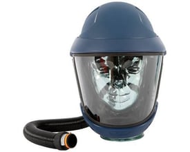 Sundström Safety SR575 hjelm med opklappeligt visir, set forfra med sort åndedrætsslange tilsluttet.