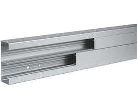 Schneider Electric OptiLine 45 kanaldel 140x55 mm i eloxeret aluminium, 2 meter lang, med to rum til kabelføring.