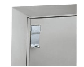 Schneider Electric låsestykke i metal på et gråt kabinet, vist på tæt hold, der fremhæver metalclipsen og kabinettets dør.