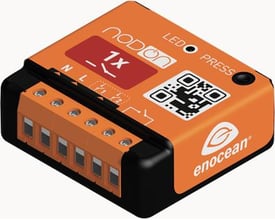 Trådløst EnOcean relæmodul i orange plast med terminaler og EnOcean logo. Modulet er markeret med 'NODON' og '1X'.