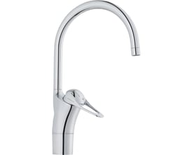 Nærbillede af FM Mattsson 9000E II køkkenarmaturets greb med logo og krom finish. C-tuden er synlig i baggrunden.