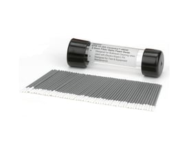 En pakke med 50 stk. rensepinde til 2,5 mm fiberoptiske porte, vist på en hvid baggrund med et nærbillede af spidsen.