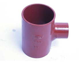 Rødt SML grenrør af støbejern, 100mm til 50mm, 88 graders vinkel uden muffe, vist på hvid baggrund.