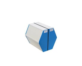 Dantherm entalpiveksler til HCV400, en hexagonal komponent med hvide og blå sider, fastspændt med sorte bånd.