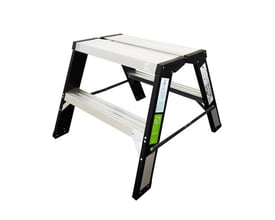 Ironside SS-2 arbejdsbuk i aluminium med to trin og bred ståflade, set skråt forfra.