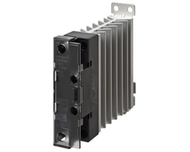 Omron solid state relæ, 1-faset, 27A, 100-480V, med køleplade til DIN-skinne montering på hvid baggrund.