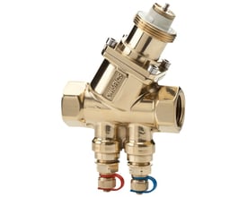 Detaljeret billede af Frese Optima Compact DN15 ventil, der viser messingkonstruktion og tilslutningsnipler med røde og blå markeringer.