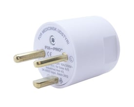 Hvid, rund og lige hospital-stikprop med jord til 16 A/250 V, vist skråt med de tre metalben fremme.