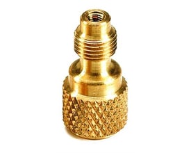 Adapter AD87 i messingfarvet udførelse med riflet greb, udvendigt gevind og indvendig 1/4-tommers flaretilslutning.
