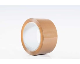 Roliba pakketape i brun PP AC med støjsvag afrulning, 50 mm bred og 66 meter lang, vist på hvid baggrund.