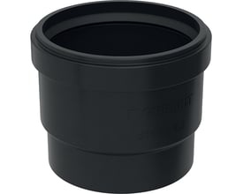 Sort Geberit PE-stikmuffe med læbetætning og diameter på 75 mm, set skråt forfra med den åbne muffe synlig.