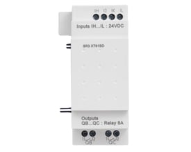 Zelio udvidelsesmodul fra Schneider Electric, model SR3 XT61BD, med 24VDC indgange og relæudgange. Produktet er hvidt og monteringsklart.