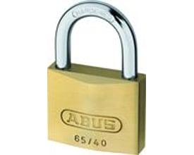 Abus hængelås model 65/30 i messing med poleret bøjle. Logo og modelnummer er tydeligt præget på låsens krop.