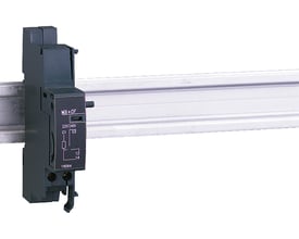 Schneider Electric spole MX + OF 1CO 230-415V AC monteret på din-skinne, viser teknisk diagram og mærkat.