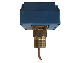 Flow-switch F61TB-9100 med blå kapsling, gevindtilslutning i metal og en buet føler, set nedefra.