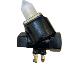 Frese COMPACT VERIFLOW DN40 M/M flowmåler i sort med messingdetaljer og et aftageligt plastikhætte på en hvid baggrund.