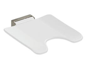 HEWI klapsæde System 900 på 450 x 450 mm i nikkel, udfoldet med hvid siddeflade og hygiejneudskæring.