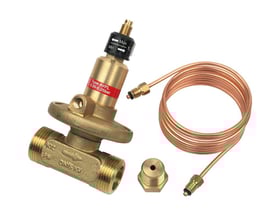 Danfoss AVPL differenstrykregulator med tilbehør, inklusive kobberrør og fittings på hvid baggrund.