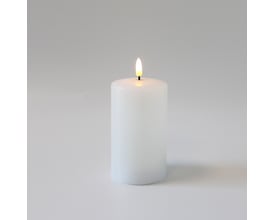 Et enkelt, hvidt LEDlife bloklys med smelte-look og realistisk flammeeffekt på hvid baggrund.