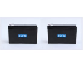 Eaton Battery+ UPS-batteri med 24 V og 2 x 12 V / 9 Ah, vist som to sorte batterienheder.