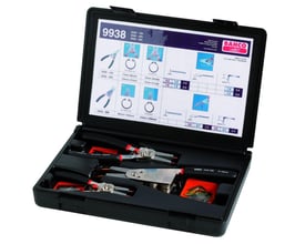 Detaljeret billede af Bahco låseringstangsæt 9938, der viser tænger og medfølgende spidser i etuiet med instruktioner.