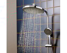 Hansgrohe Activera Select S håndbruser med strålende vandstråler på en baggrund af mørkeblå og orange fliser.