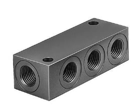 Festo Fordelerblok FR-4-1/2-B med fire udtag, lavet af mørkegråt metal med synlige gevind i udtagene.