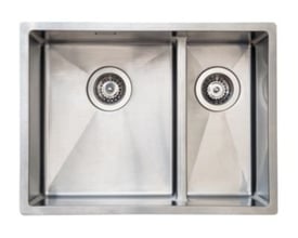 Intra Juvel køkkenvask i børstet rustfrit stål med stor kumme og smal sidekumme, set ovenfra; mål 585 x 440 mm.