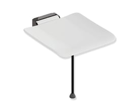 HEWI System 900 klapsæde i hvid med sortkrom beslag og støtteben, vist udfoldet, 450 x 450 mm og med belastning på 150 kg.