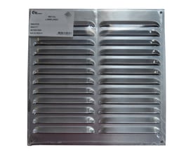 Lamelrist i metal med målene 240 x 240 mm, mærket Thermex, klar til montering på ventilator.