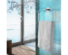 Smedbo Ice håndklædering i poleret krom med et hvidt håndklæde hængende i en moderne, lys badeværelsesindretning.