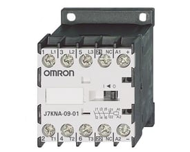 Omron J7KNA-09-01 kontaktor med 3 poler og 24 VDC spolespænding, fremviser tilslutninger og modelnummer.
