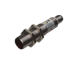 Carlo Gavazzi fotoaftaster M18 med diffus IR og SCR-relæ, set skråt med gevindhus, montagemøtrikker og mørk sensorfront.