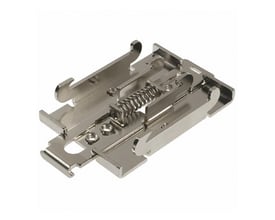 Omron monteringsbeslag R99-12 i metal til G3NA, med synlig fjeder og clips på hvid baggrund.