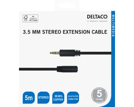 Emballagen viser Deltaco sort 3,5 mm stereo-forlængerkabel med han- og hunstik, 5 meter langt.