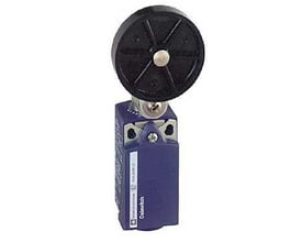 Schneider Electric Endestop XCKP i blå plast med sort thermoplastic rullearm og 1NC+1NO snapfunktion. Produktet har en M16 gevind og fastgørelsesmuligheder.